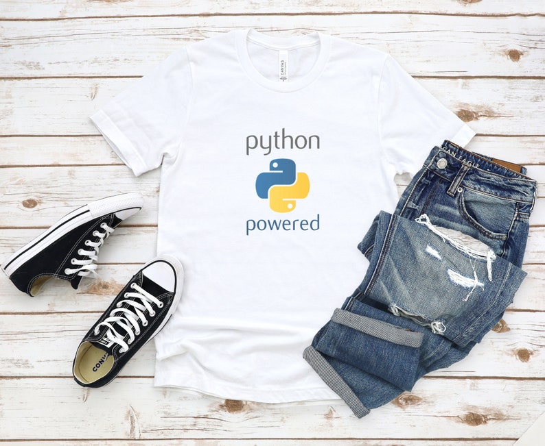 Pode incluir: Camiseta branca com o texto "python powered" e um logotipo de pit&atilde;o azul e amarelo.