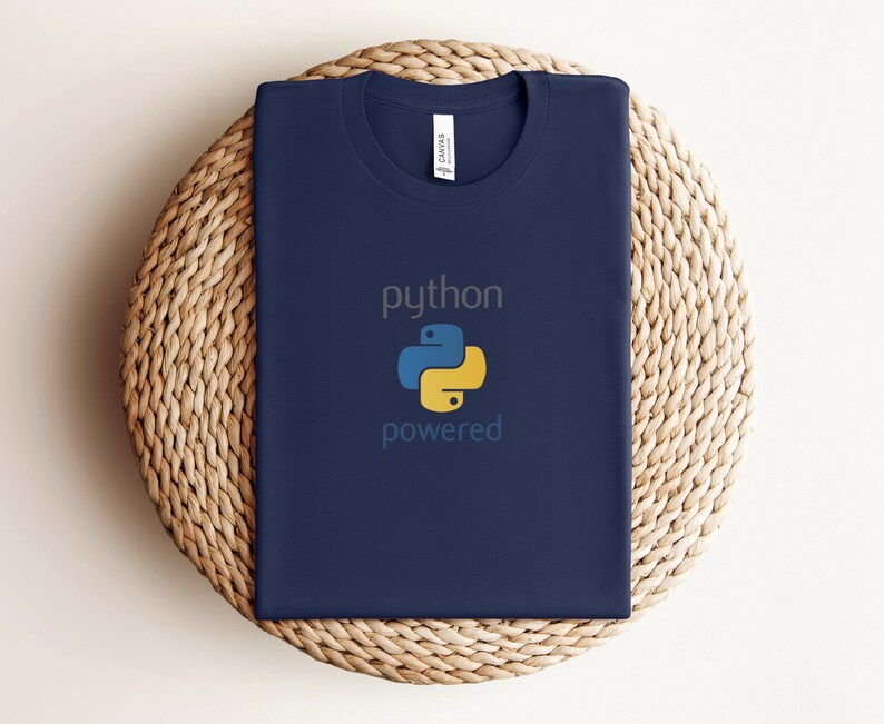 Pode incluir: Uma camiseta azul marinho com o texto "python powered" e um logotipo de pit&atilde;o amarelo e azul.