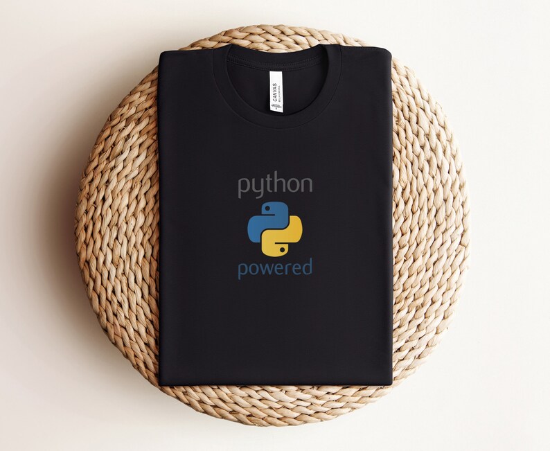 Pode incluir: Camiseta preta com o texto "python powered" e um logotipo de pit&atilde;o amarelo e azul.