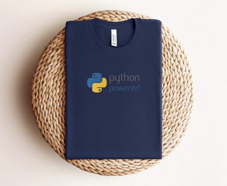 Peut inclure: Un t-shirt bleu marine avec un logo Python jaune et bleu et le texte "python powered".