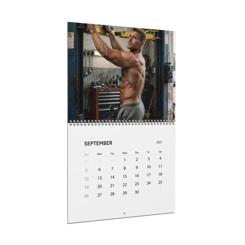 Kalender 2027: Werkstatt für Kfz-Mechaniker | Gay-Wandkalender 2027 | Werkstatt für muskulöse Männer | Geschenk für attraktive Mechaniker | Kalender mit Männerfiguren Bild 2