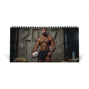 Calendario 2027 de Rugby Masculino | Calendario de escritorio deportivo gay | Arte de jugadores de rugby masculinos | Idea de regalo para hombres atléticos | Arte de escritorio masculino sensual imagen 1