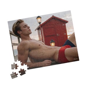 Rompecabezas de un apuesto rubio en bañador rojo | Hombre musculoso mojado en el muelle | Regalo romántico perfecto para él | Rompecabezas de 252 piezas imagen 3