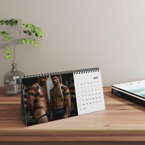 Calendario 2027 de Rugby Masculino | Calendario de escritorio deportivo gay | Arte de jugadores de rugby masculinos | Idea de regalo para hombres atléticos | Arte de escritorio masculino sensual imagen 8