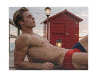 Rompecabezas de un apuesto rubio en bañador rojo | Hombre musculoso mojado en el muelle | Regalo romántico perfecto para él | Rompecabezas de 252 piezas