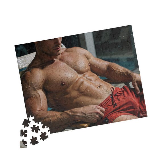 Bel athlète musclé couvert de gouttelettes, en short de bain rouge au bord de la piscine — 7