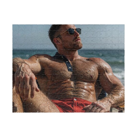 Beau mec musclé à la plage avec des poils sur la poitrine — 5