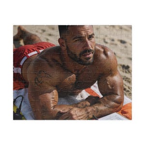 Puzzle | Attraktiver, muskulöser Rettungsschwimmer am Strand | Puzzle für Erwachsene | Romantisches Geschenk für ihn | 110 oder 252 Teile Bild 1