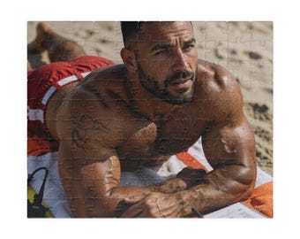 Puzzel | Knappe gespierde strandwacht | Legpuzzel voor volwassenen | Romantisch cadeau voor hem | Set van 110 of 252 stukjes