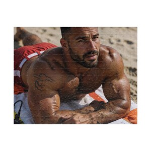 Puzzle | Attraktiver, muskulöser Rettungsschwimmer am Strand | Puzzle für Erwachsene | Romantisches Geschenk für ihn | 110 oder 252 Teile Bild 5