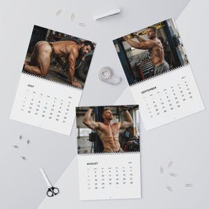Kalender 2027: Werkstatt für Kfz-Mechaniker | Gay-Wandkalender 2027 | Werkstatt für muskulöse Männer | Geschenk für attraktive Mechaniker | Kalender mit Männerfiguren Bild 6