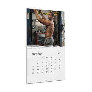 Kalender 2027: Werkstatt für Kfz-Mechaniker | Gay-Wandkalender 2027 | Werkstatt für muskulöse Männer | Geschenk für attraktive Mechaniker | Kalender mit Männerfiguren Bild 9