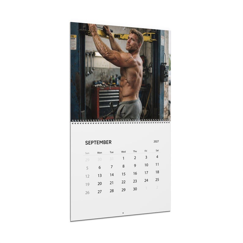 Kalender 2027: Werkstatt für Kfz-Mechaniker | Gay-Wandkalender 2027 | Werkstatt für muskulöse Männer | Geschenk für attraktive Mechaniker | Kalender mit Männerfiguren Bild 9