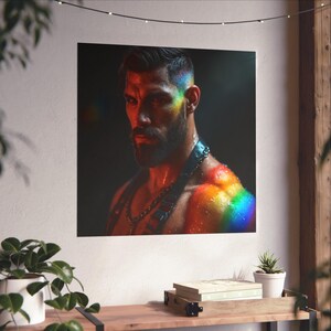 Peut inclure: Une affiche représentant un homme barbu avec des accents arc-en-ciel sur le visage et l'épaule. Il porte un harnais en cuir et une chaîne argentée. L'image a un fond sombre et est affichée sur un mur.