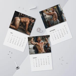 Kalender 2027: Werkstatt für Kfz-Mechaniker | Gay-Wandkalender 2027 | Werkstatt für muskulöse Männer | Geschenk für attraktive Mechaniker | Kalender mit Männerfiguren Bild 13
