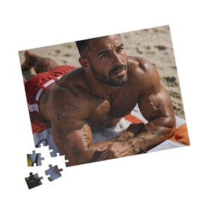 Puzzle | Attraktiver, muskulöser Rettungsschwimmer am Strand | Puzzle für Erwachsene | Romantisches Geschenk für ihn | 110 oder 252 Teile Bild 3
