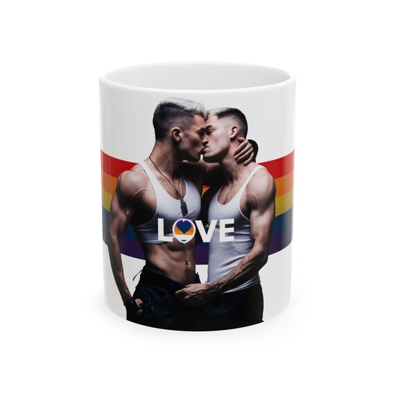 Taza con un beso de una pareja gay