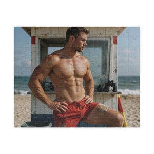 Rompecabezas de un musculoso socorrista de playa | Rompecabezas para adultos | Regalo perfecto para él | 110 o 252 piezas | Figura masculina sensual imagen 1