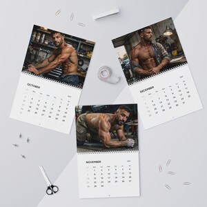 Kalender 2027: Werkstatt für Kfz-Mechaniker | Gay-Wandkalender 2027 | Werkstatt für muskulöse Männer | Geschenk für attraktive Mechaniker | Kalender mit Männerfiguren Bild 7