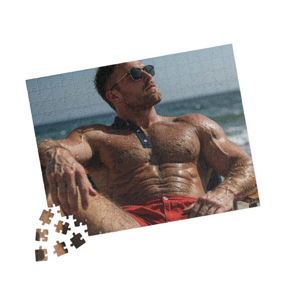 Beau mec musclé à la plage avec des poils sur la poitrine — 7