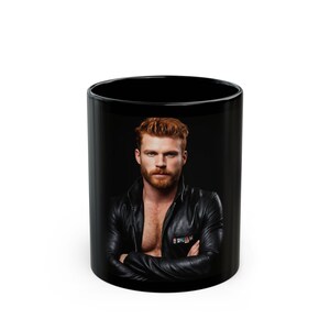 Taza con diseño de hombre pelirrojo en cuero | Taza de café con hombre pelirrojo barbudo | Regalo para él | Regalo para novio | Idea de regalo gay | Taza masculina imagen 1