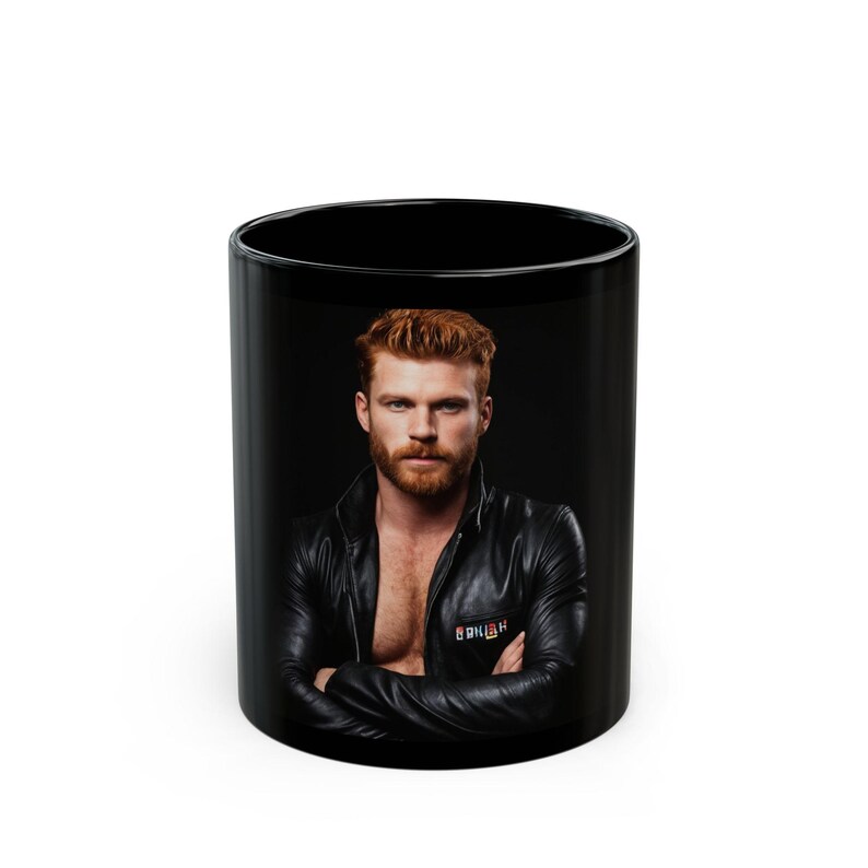 Taza con diseño de hombre pelirrojo en cuero | Taza de café con hombre pelirrojo barbudo | Regalo para él | Regalo para novio | Idea de regalo gay | Taza masculina imagen 1
