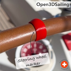 Può includere: Un marcatore rosso per volante per una barca. Il marcatore è fissato al volante ed è progettato per aiutare il conducente della barca a tenere traccia della posizione del volante. Il marcatore è realizzato con un materiale resistente ed è facile da installare.