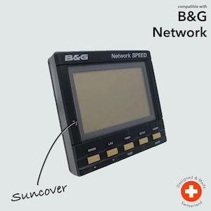 Può includere: Uno strumento nero B&G Network SPEED con display rettangolare e pulsanti funzione. Il dispositivo ha il testo "Suncover" ed è progettato e realizzato in Svizzera. È compatibile con B&G Network.