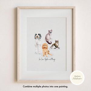Pu&ograve; includere: Un dipinto ad acquerello di quattro animali domestici: un cane bianco e nero, un cane marrone e bianco, un gatto grigio e bianco e un gatto marrone e bianco. Il dipinto &egrave; incorniciato in una cornice di legno chiaro.