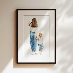 Puede incluir: Impresión en acuarela enmarcada que representa a una madre y un niño caminando, tomados de la mano. La madre lleva una blusa blanca y vaqueros azules, señalando. El niño lleva una blusa blanca y vaqueros azules. El texto "Happy Mothers Day!" está en la parte inferior.