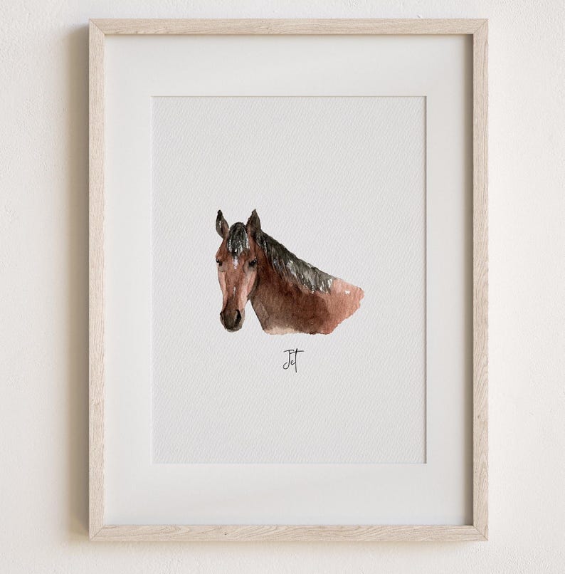 Pu&ograve; includere: Un dipinto ad acquerello di una testa e un collo di cavallo marrone. Il cavallo guarda a sinistra e il dipinto &egrave; incorniciato in una cornice di legno chiaro.