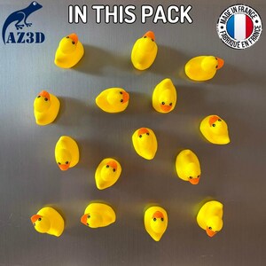 Puede incluir: Un paquete de catorce peque&ntilde;os imanes de pato amarillo con picos naranjas y ojos negros. El texto IN THIS PACK est&aacute; centrado en la parte superior, con el logotipo AZ3D a la izquierda y un logotipo circular MADE IN FRANCE a la derecha.