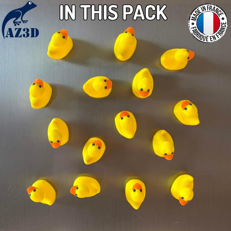 Puede incluir: Un paquete de catorce peque&ntilde;os imanes de pato amarillo con picos naranjas y ojos negros. El texto IN THIS PACK est&aacute; centrado en la parte superior, con el logotipo AZ3D a la izquierda y un logotipo circular MADE IN FRANCE a la derecha.