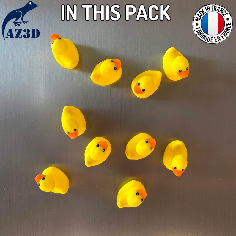 Puede incluir: Un conjunto de nueve imanes de patitos de goma amarillos con picos naranjas y ojos negros. El texto IN THIS PACK aparece en la parte superior, junto a un logotipo de AZ3D con un lagarto azul y una insignia circular MADE IN FRANCE con bandera francesa.