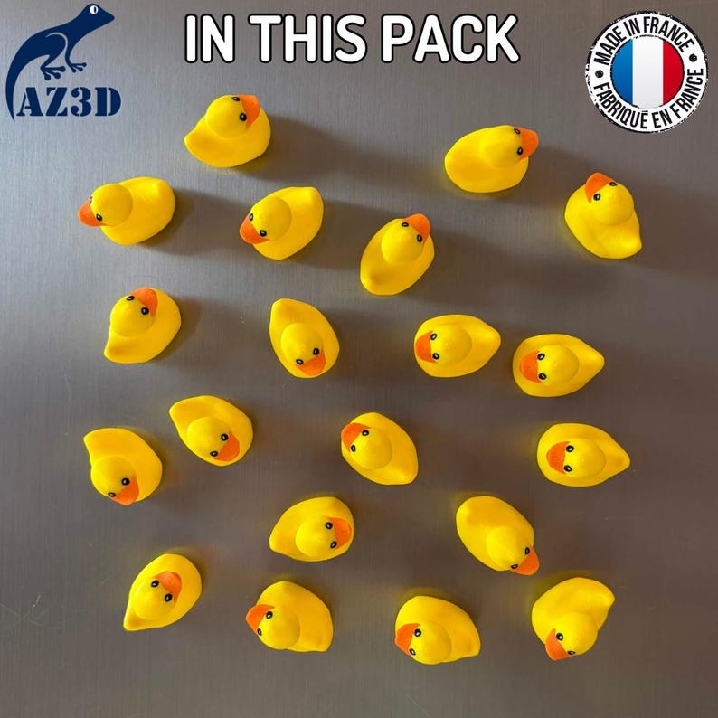 Puede incluir: Una colecci&oacute;n de veinte patitos de goma amarillos dispuestos sobre una superficie. Cada pato presenta un cuerpo amarillo brillante y un pico naranja. El texto IN THIS PACK aparece en la parte superior, junto a un logo AZ3D y una etiqueta MADE IN FRANCE.