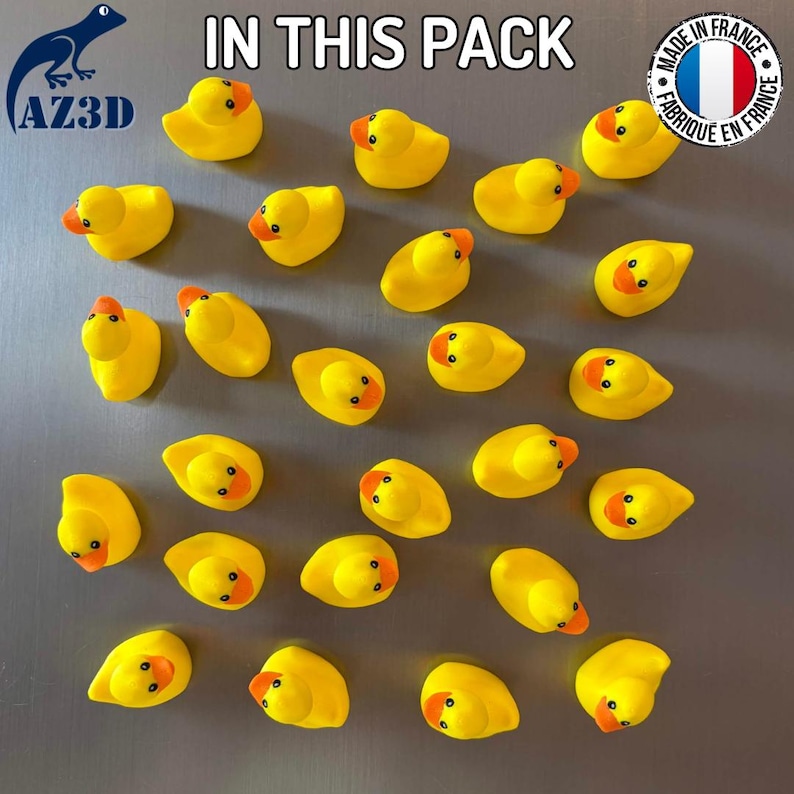 Puede incluir: Una colecci&oacute;n de veintid&oacute;s patitos de goma amarillos dispuestos en un patr&oacute;n de cuadr&iacute;cula. Cada pato presenta un pico naranja brillante y ojos negros. El texto IN THIS PACK aparece en la parte superior, junto a un logo AZ3D y un emblema circular de la bandera francesa.