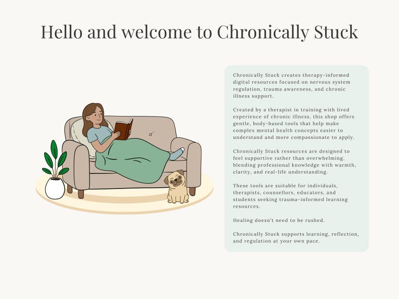 K&ouml;nnte beinhalten: Eine Illustration mit dem Text 'Hello and welcome to Chronically Stuck' &uuml;ber einer Zeichnung einer Person, die auf einem beigen Sofa mit gr&uuml;ner Decke ein Buch liest, neben einem Mops. Ein hellgr&uuml;nes Textfeld beschreibt digitale Ressourcen.