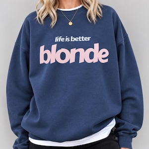 Livet är bättre blond tröja, rolig blond rund hals, kokett tröja, trendig present till henne, estetisk blond tröja