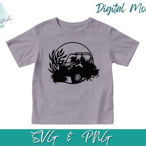 Può includere: Un mockup di una t-shirt grigia con una silhouette nera di un veicolo side-by-side che guida attraverso un cerchio di foglie. Il testo "Digital Mockup" è nell'angolo in alto a destra dell'immagine. Il testo "SVG & PNG" è nella parte inferiore dell'immagine.