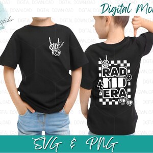 Può includere: T-shirt nere con grafica bianca. Una maglietta presenta una mano di scheletro con un fulmine e un pianeta. L'altra maglietta ha la scritta "RAD KID ERA" con un fulmine, occhiali da sole e una faccina sorridente.