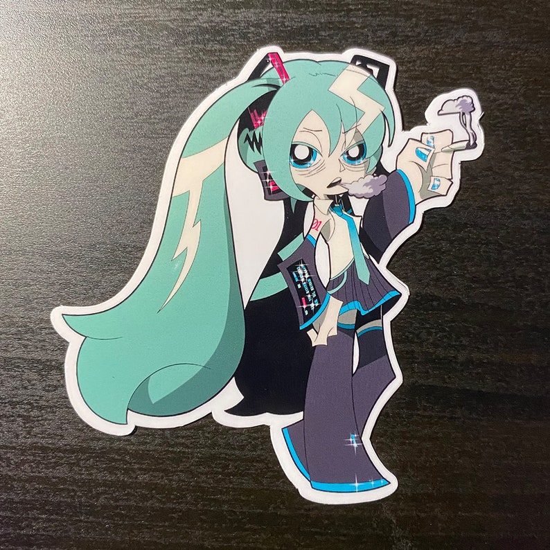 Peut inclure: Un autocollant repr&eacute;sentant un personnage de dessin anim&eacute; avec de longs cheveux verts, portant une tenue noire et bleue, tenant une cigarette et soufflant de la fum&eacute;e. Le personnage a un &eacute;clair sur les cheveux et un motif noir et blanc sur sa tenue.
