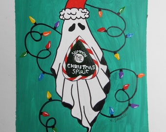 Könnte beinhalten: Ein weißer Geist, der einen roten Weihnachtsmann-Hut mit weißem Besatz und eine schwarze Spinne oben trägt. Der Geist hält einen grün-rot-weißen Zuckerstock mit der Aufschrift "Summon the Christmas Spirit". Der Geist ist von einer Lichterkette mit bunten Weihnachtslichtern auf einem türkisfarbenen Hintergrund umgeben.
