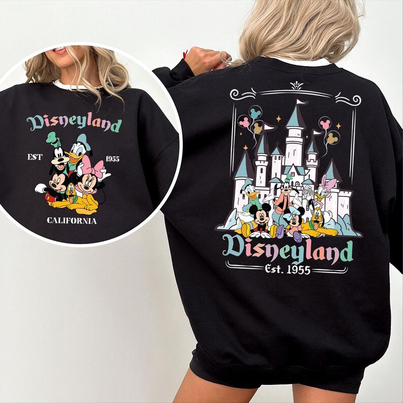 Puede incluir: Sudadera negra con cuello blanco con un gr&aacute;fico de Disneyland. El gr&aacute;fico frontal incluye a Mickey Mouse, el Pato Donald y Minnie Mouse. El gr&aacute;fico trasero muestra el castillo de Disneyland y m&aacute;s personajes.