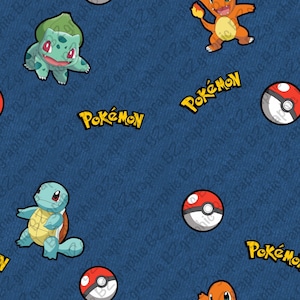 Puede incluir: Un fondo de tela vaquera azul con un patrón repetido de personajes de Pokemon, incluyendo Bulbasaur, Squirtle y Charmander. El patrón también incluye Poké Balls y la palabra "Pokemon" en texto amarillo.