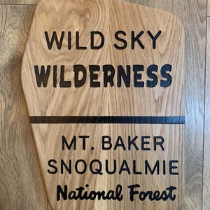 Letrero de roble blanco de Wild Sky Wilderness / Bosque nacional Mt. Baker Snoqualmie