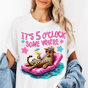 Leopardbadmadrass "Det är klockan 5 någonstans" PNG-design (digital nedladdning)