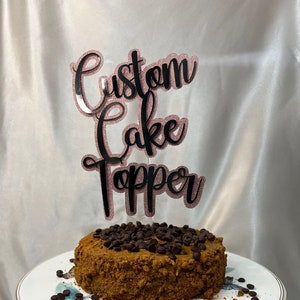 Adorno para tarta personalizado de cartón y vinilo