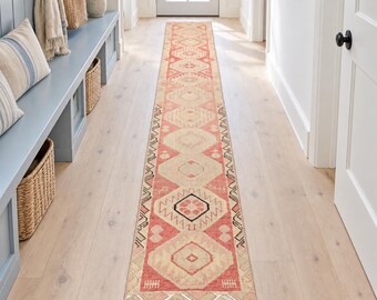 Alfombra de pasillo vintage de lana turca de 2x12, alfombra geométrica anatolia de color rosa beige descolorido.