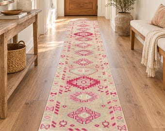 Alfombra turca vintage de 2 x 10 pies, alfombra tribal de lana rosa, beige y verde salvia para pasillo.