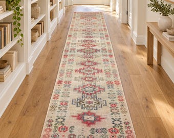Alfombra de pasillo Oushak turca vintage de 3x12, hecha a mano en lana beige rosa con decoración geométrica tenue.